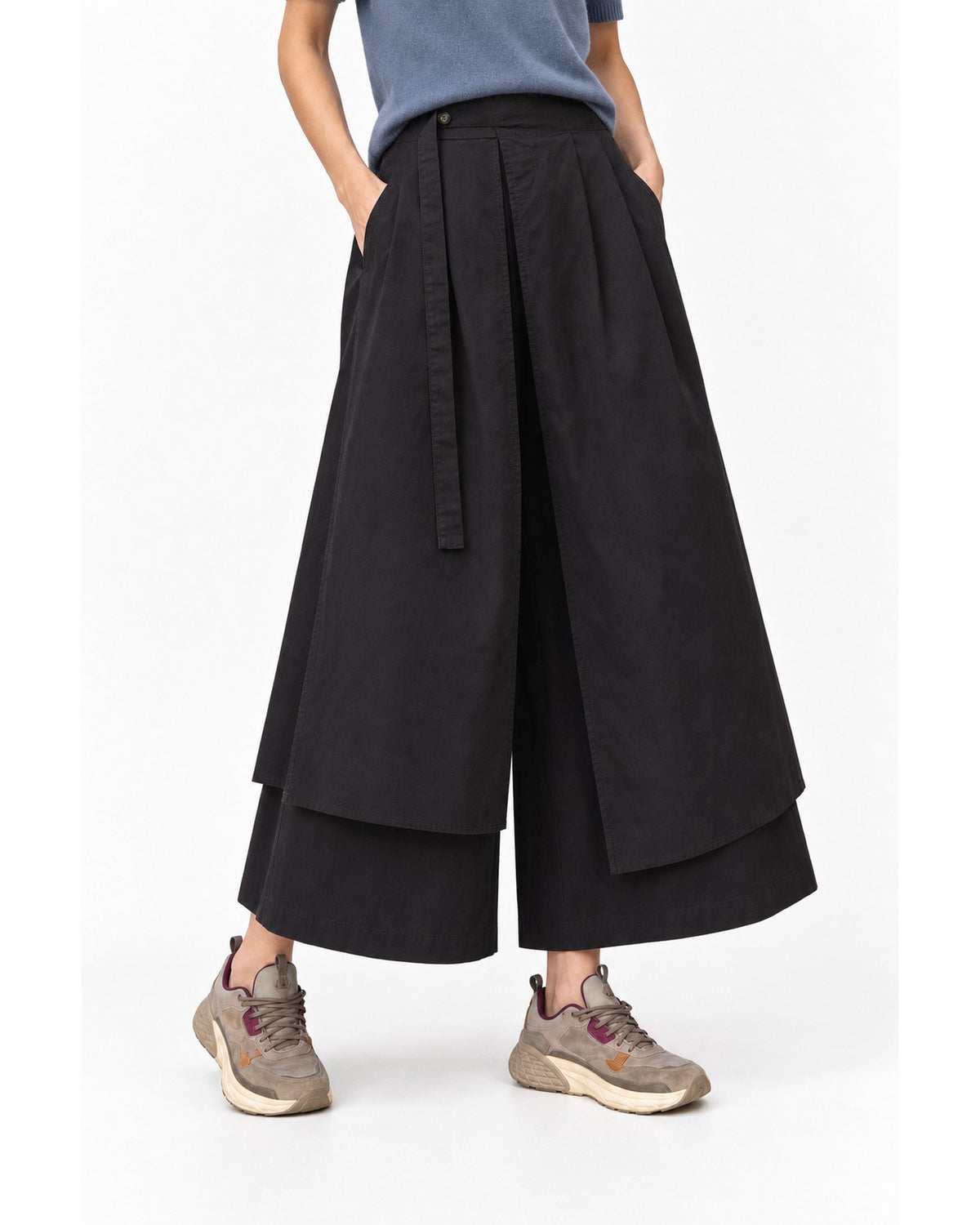 Pantaloni fustă negri din bumbac, cu fote suprapuse și talie cu nasture, vedere din față - All Above Boutique