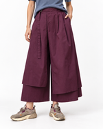 Pantaloni fustă roșu închis din bumbac, cu fote suprapuse asimetrice, vedere din față - All Above Boutique