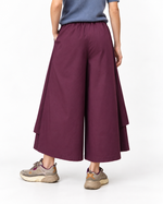 Pantaloni fustă roșu închis din bumbac, cu talie elastică, vedere din spate - All Above Boutique