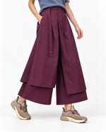 Pantaloni fustă roșu închis din bumbac, cu fote suprapuse și baretă lungă, purtați cu sneakers - All Above Boutique