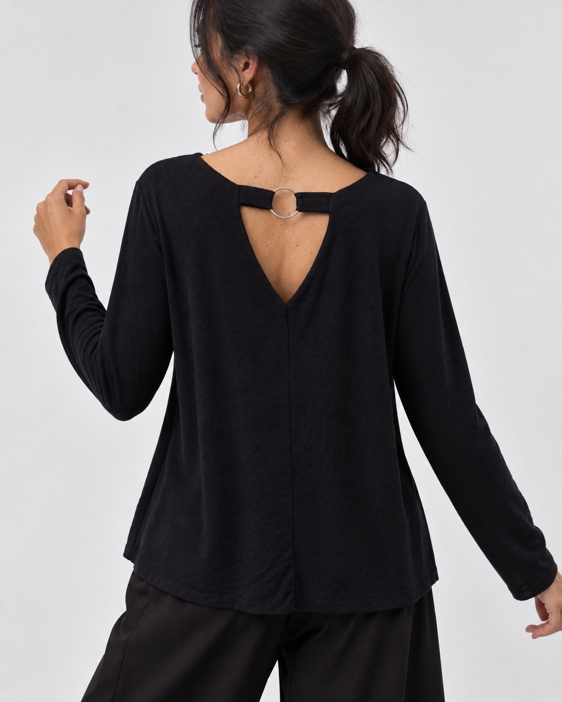 Bluză lejeră din tricot moale cu inel pe spate, nuanță negru, vedere din spate