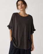 Tricou oversize lung din bumbac cu volane la mâneci, în nuanța maro cafea, vedere frontală.