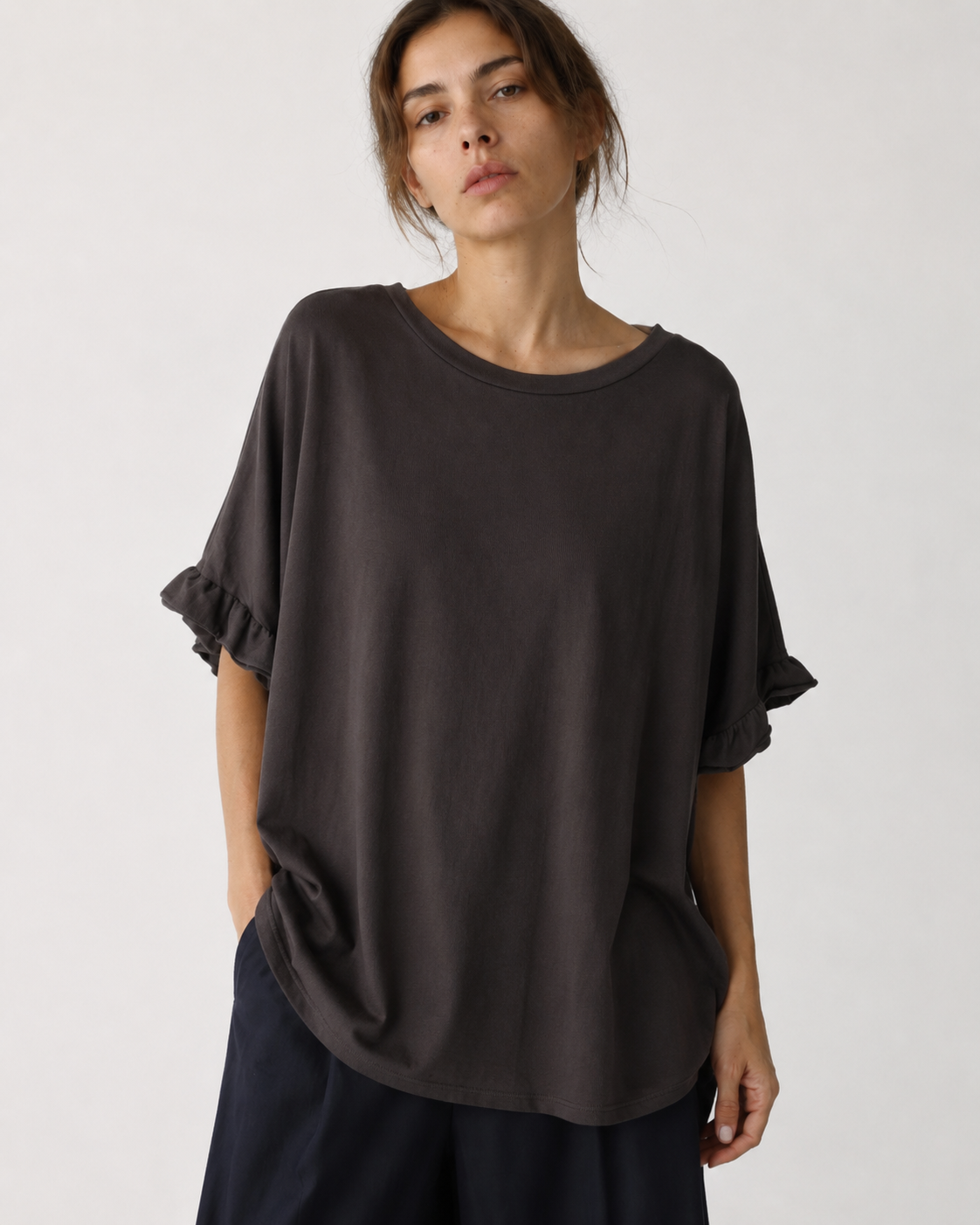 Tricou oversize lung din bumbac cu volane la mâneci, în nuanța maro cafea, vedere frontală.