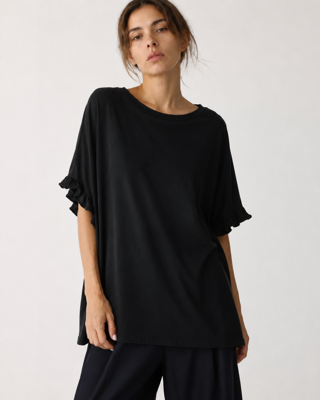 Tricou oversize lung din bumbac cu volane la mâneci, în nuanța negru, vedere frontală.