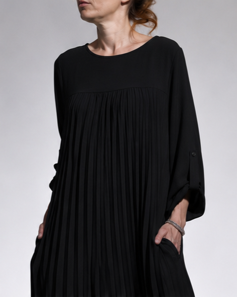 Rochie scurta plisata neagra cu maneca 3/4 vedere frontala, All Above Boutique