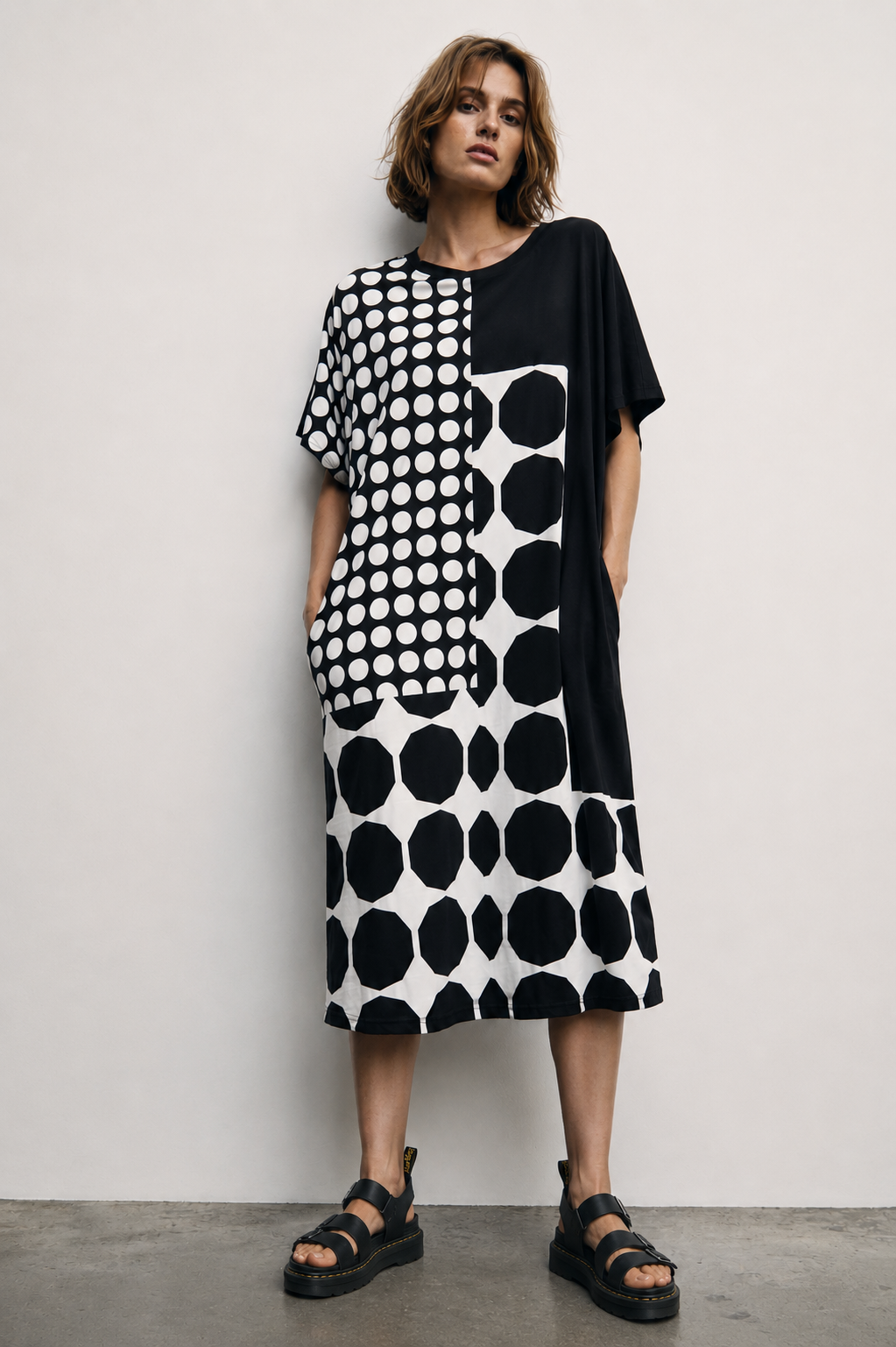 Rochie midi cu imprimeu alb-negru cu buline și croială lejeră, vedere frontală — All Above Boutique.