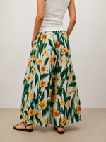 Detaliu imprimeu floral pe pantaloni largi din satin — All Above Boutique.