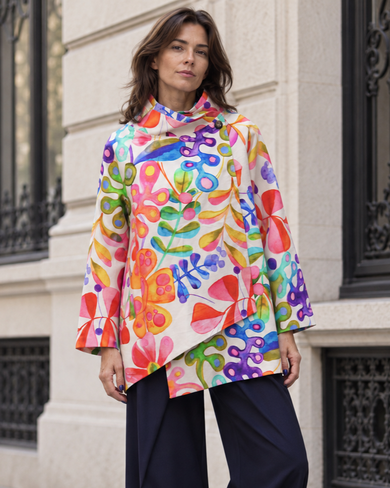 Jachetă structurată midi cu imprimeu multicolor viu, purtată într-o ținută street style.