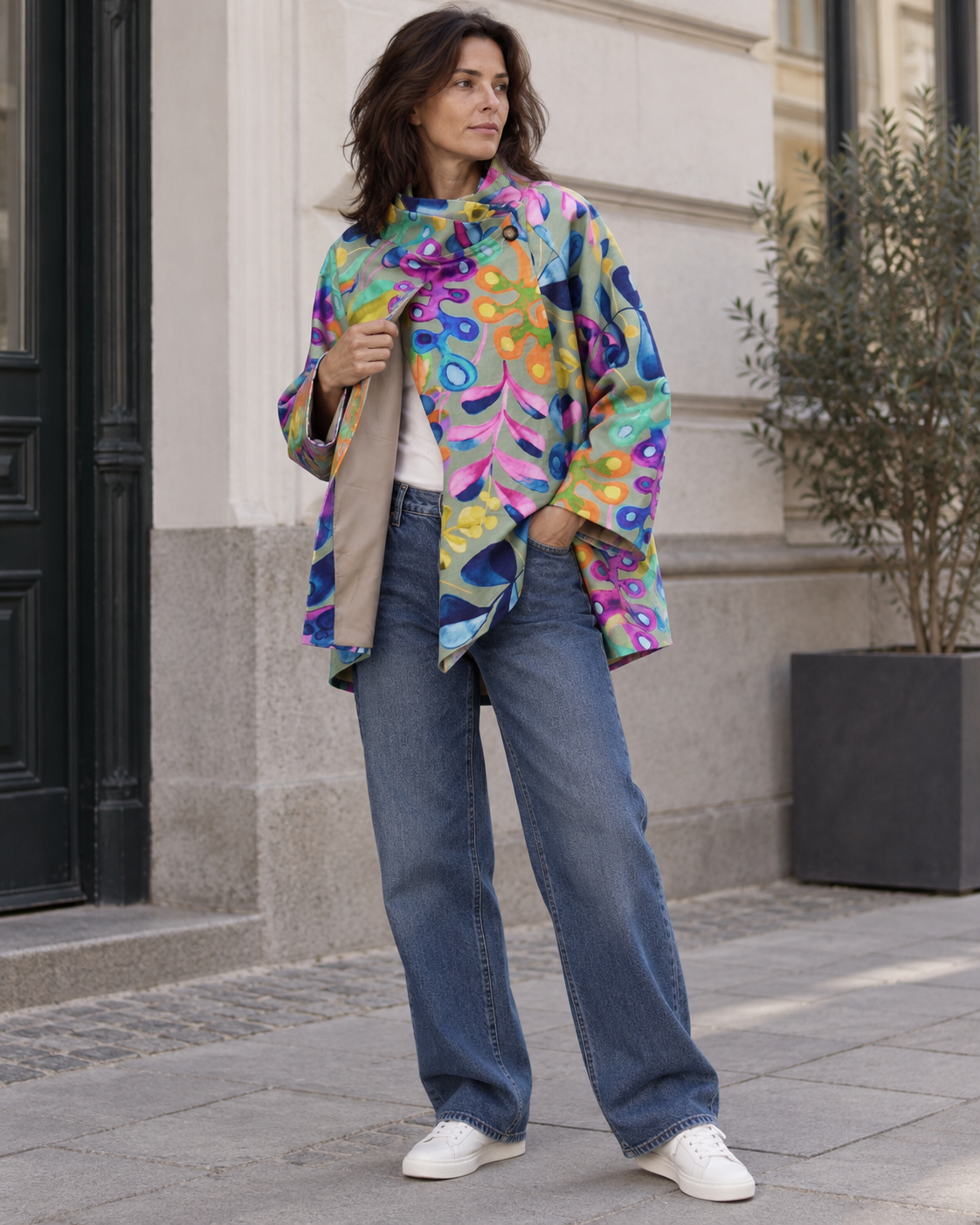 Jachetă structurată midi cu imprimeu multicolor viu, purtată într-o ținută street style.
