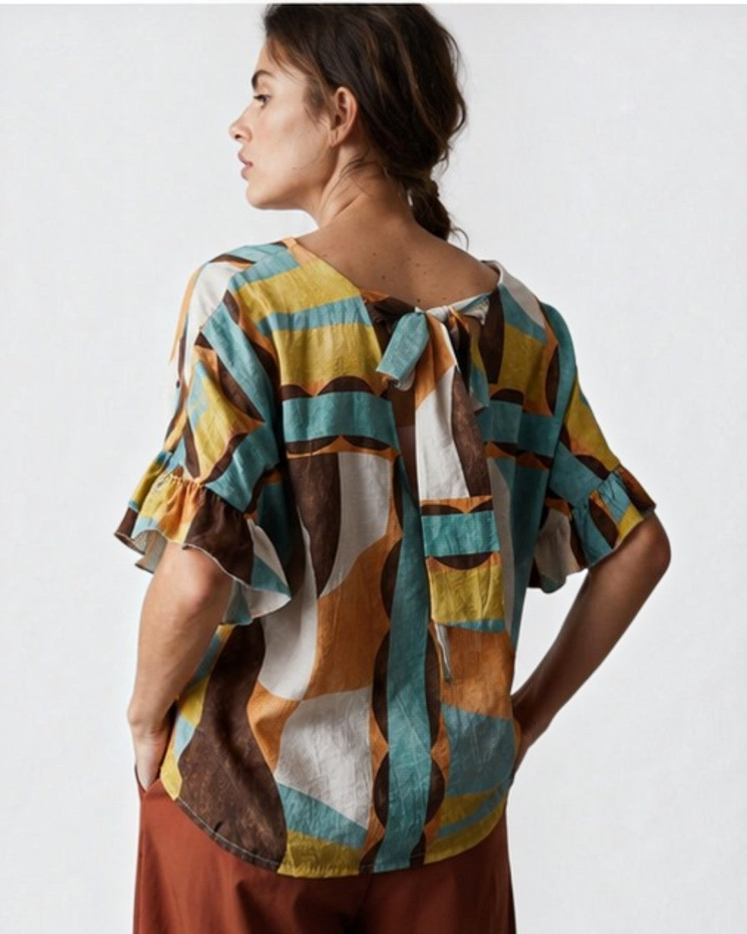 Detaliu imprimeu colorat vibrant pe bluza cu umeri căzuți. All Above Boutique.