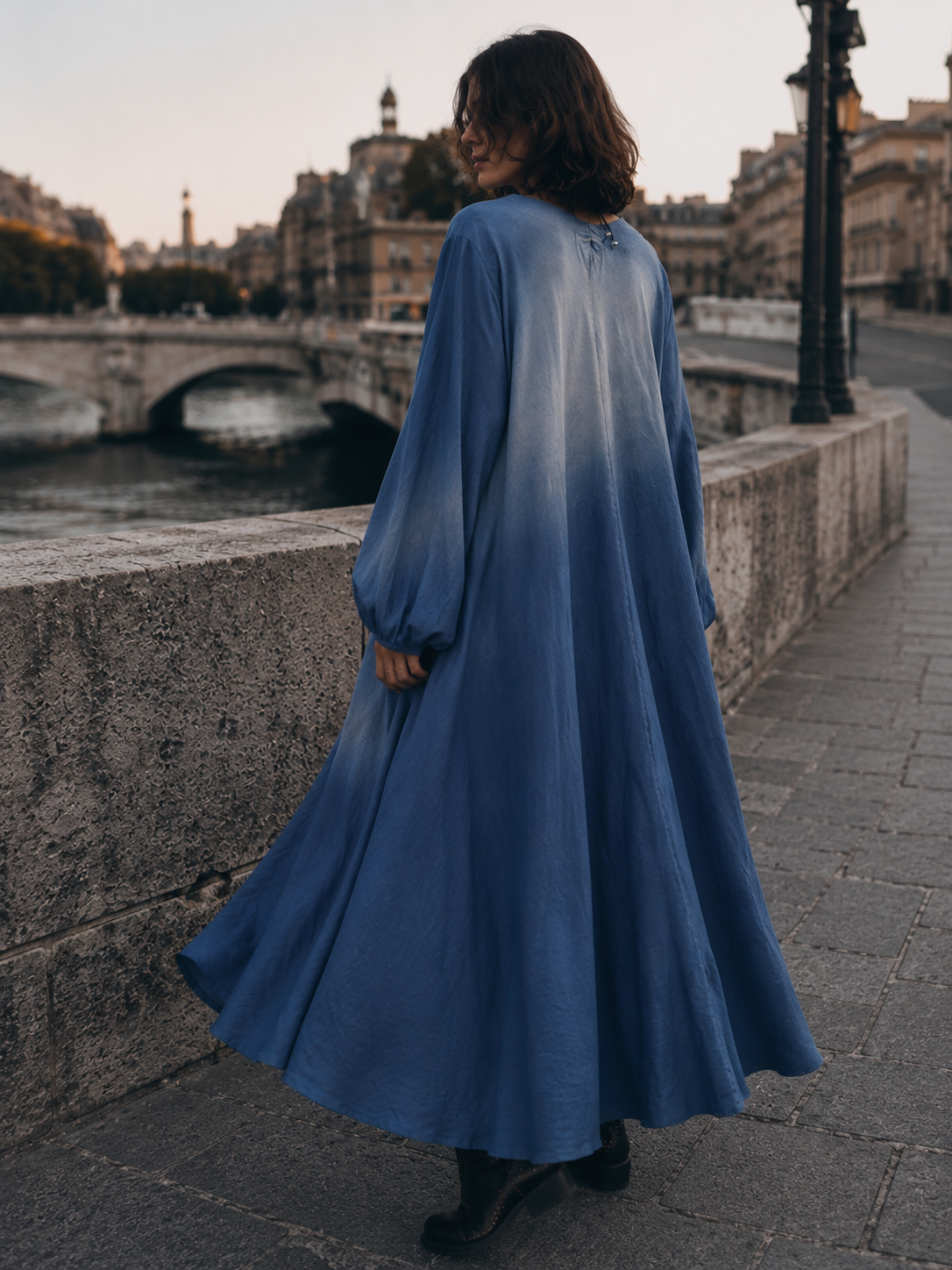 Rochie din denim cu decolteu în V și croială lejeră, detaliu material — All Above Boutique.