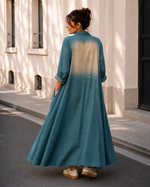 Rochie lungă tip cămașă din denim fluid albastru vintigizat, vedere laterală — All Above Boutique.
