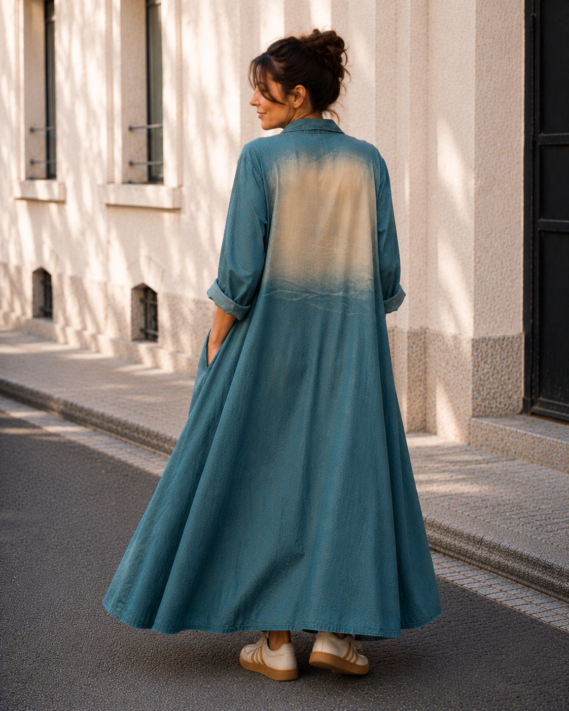 Rochie lungă tip cămașă din denim fluid albastru vintigizat, vedere laterală — All Above Boutique.