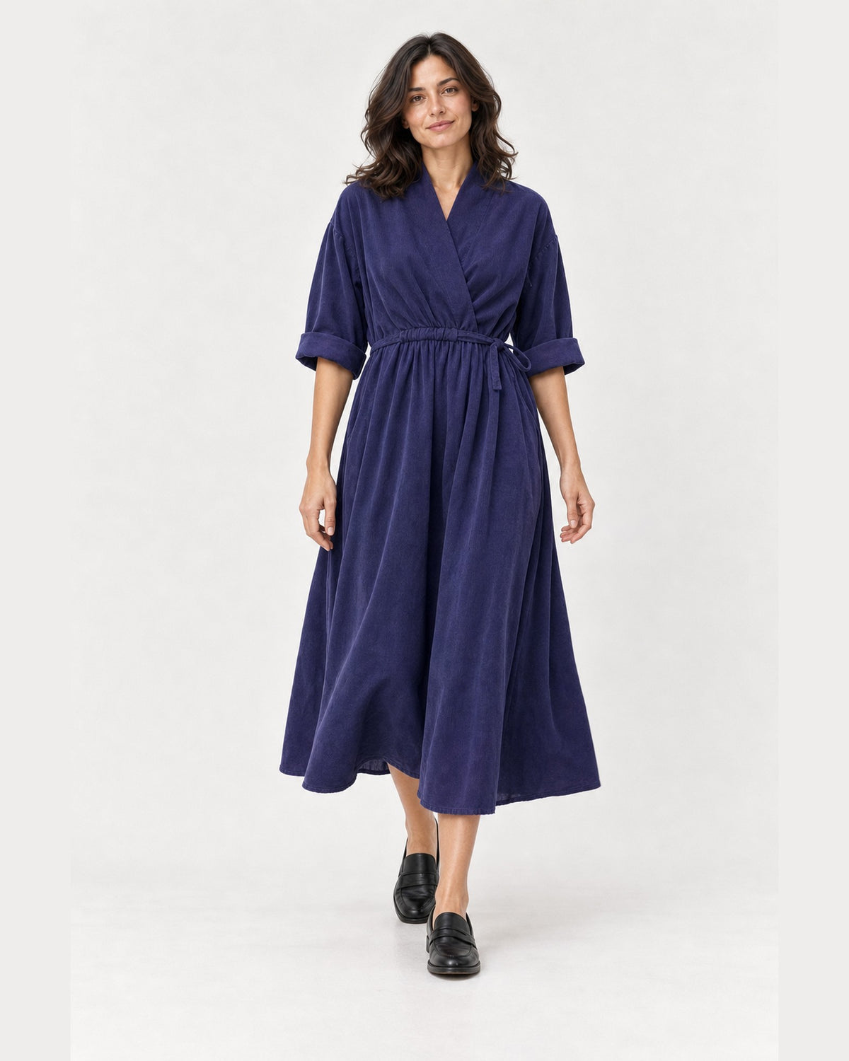 Rochie midi bleumarin din catifea reiată, petrecută în față, cu mânecă 3/4, model în mers - All Above Boutique