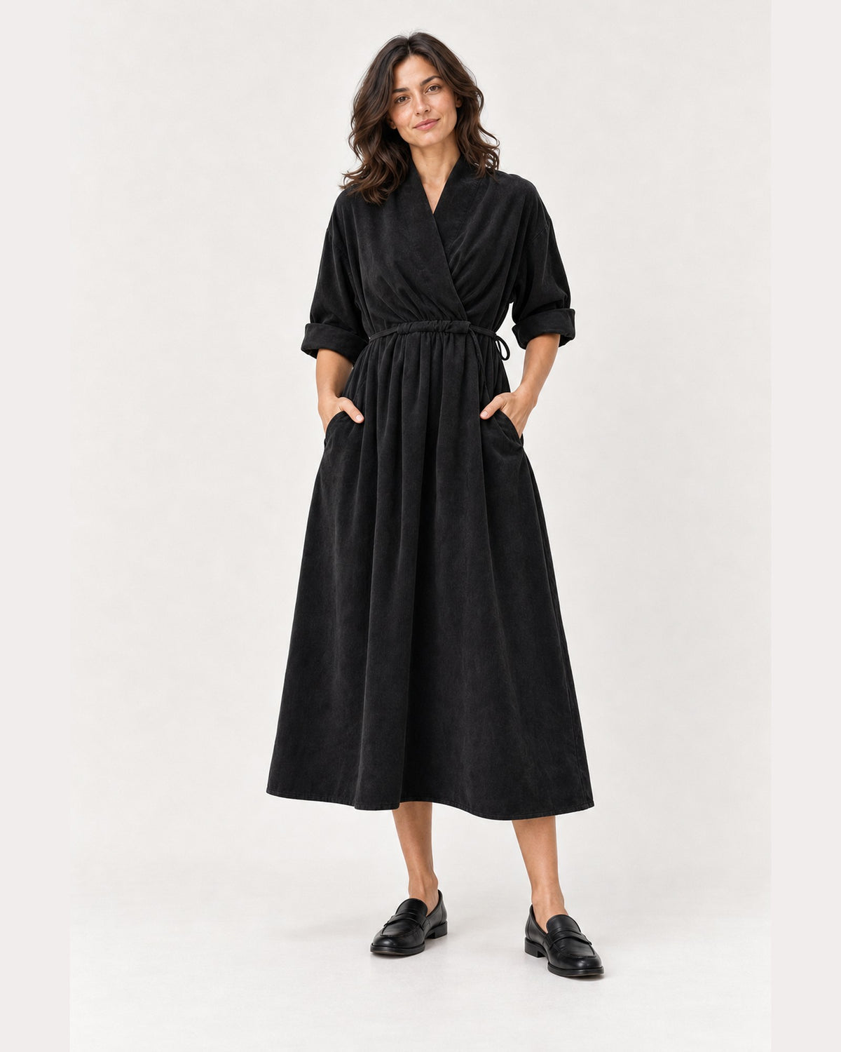 Rochie midi neagră din catifea reiată, cu decolteu în V și buzunare laterale, vedere din față - All Above Boutique