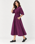 Rochie midi violet închis din catifea reiată, cu mânecă 3/4 răsfrântă, model în mers - All Above Boutique