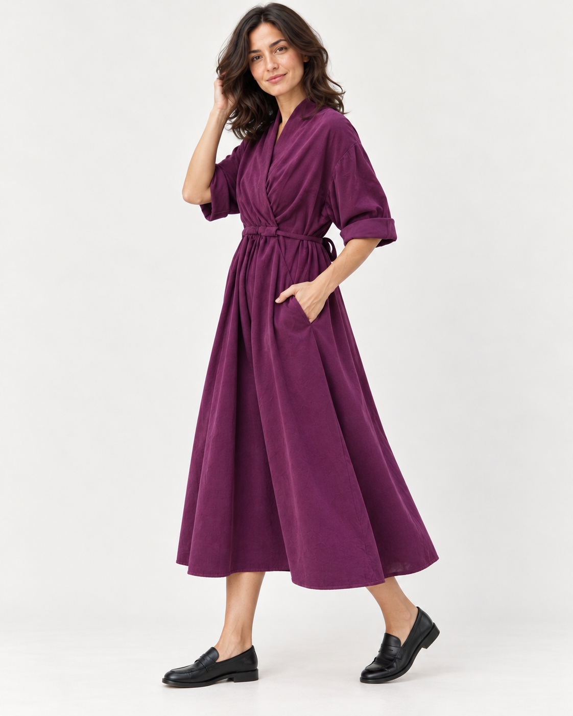 Rochie midi violet închis din catifea reiată, cu mânecă 3/4 răsfrântă, model în mers - All Above Boutique
