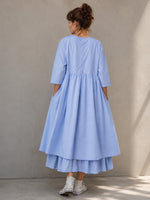 Rochie midi babydoll din bumbac cu nasturi la spate, în nuanța albastru cer senin, vedere frontală.