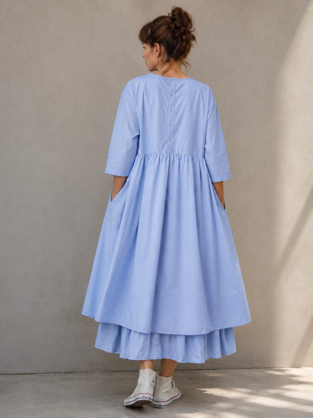 Rochie midi babydoll din bumbac cu nasturi la spate, în nuanța albastru cer senin, vedere frontală.