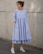 Rochie midi babydoll din bumbac cu nasturi la spate, în nuanța albastru cer senin, vedere frontală.