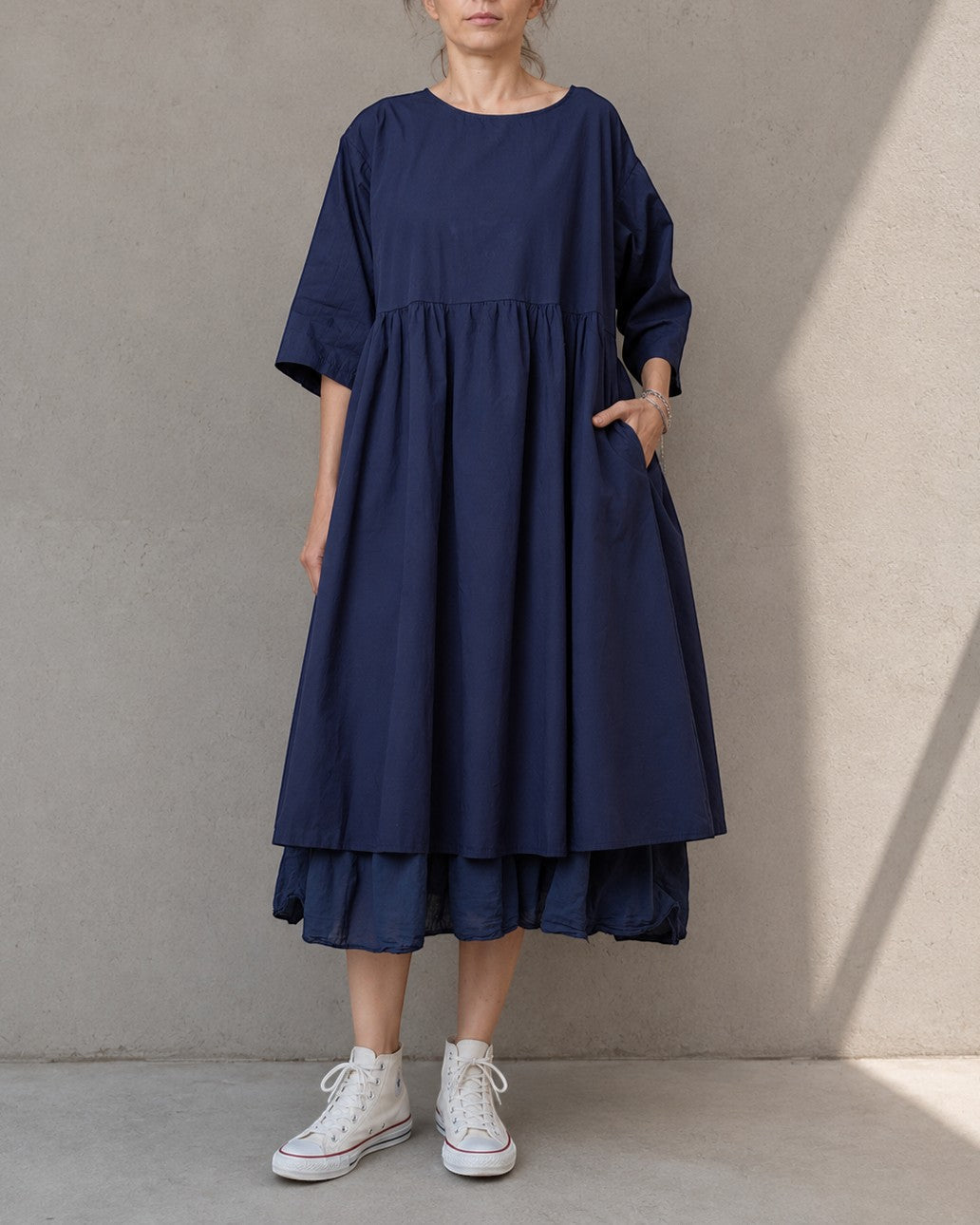 Rochie midi babydoll din bumbac cu nasturi la spate, în nuanța bleumarin, vedere frontală.