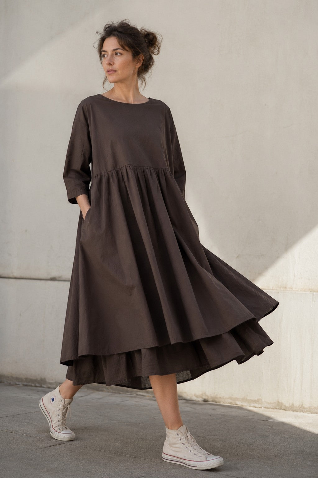 Rochie midi babydoll din bumbac cu nasturi la spate, în nuanța maro, vedere frontală.