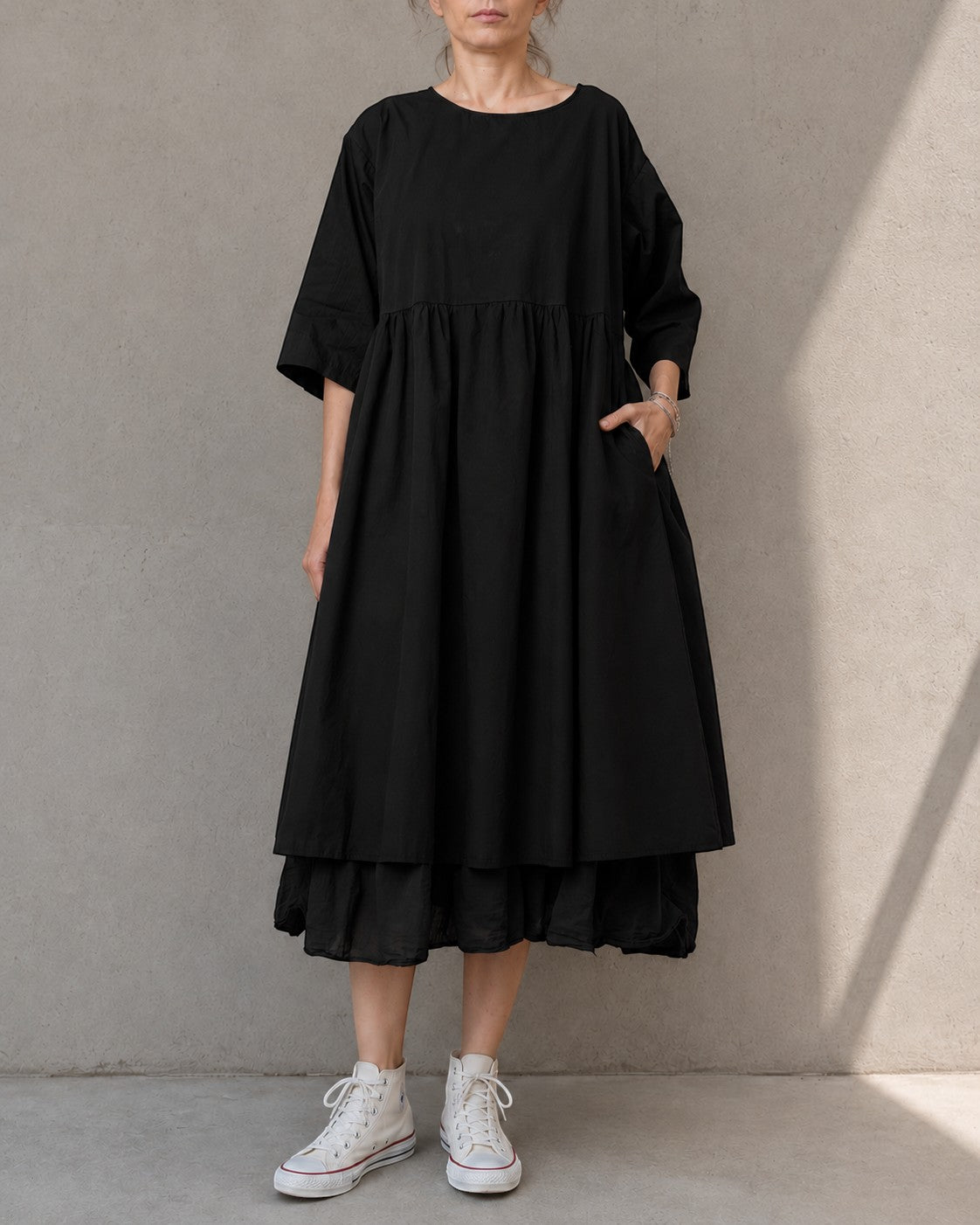 Rochie midi babydoll din bumbac cu nasturi la spate, în nuanța negru, vedere frontală.