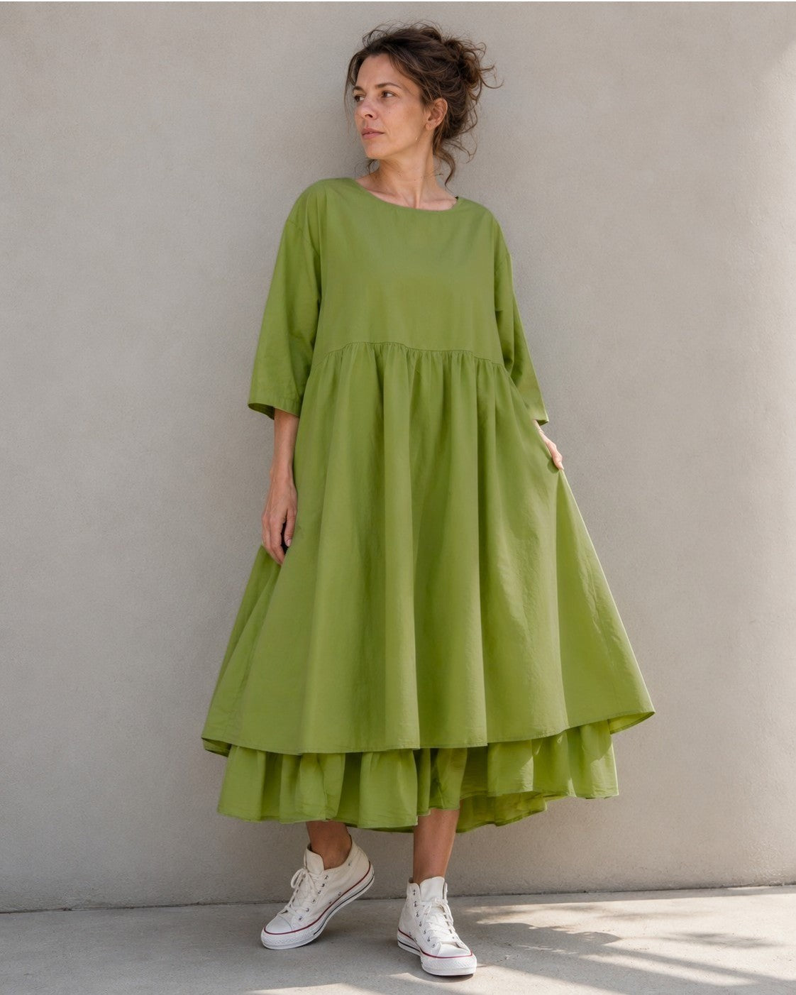 Rochie midi babydoll din bumbac cu nasturi la spate, în nuanța verde fistic, vedere frontală.