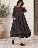 Rochie midi babydoll din catifea reiată, maro cafea, în mers, cu mâna în buzunar - All Above Boutique