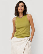 Tank top basic din rib, în nuanța verde fistic, vedere din față.