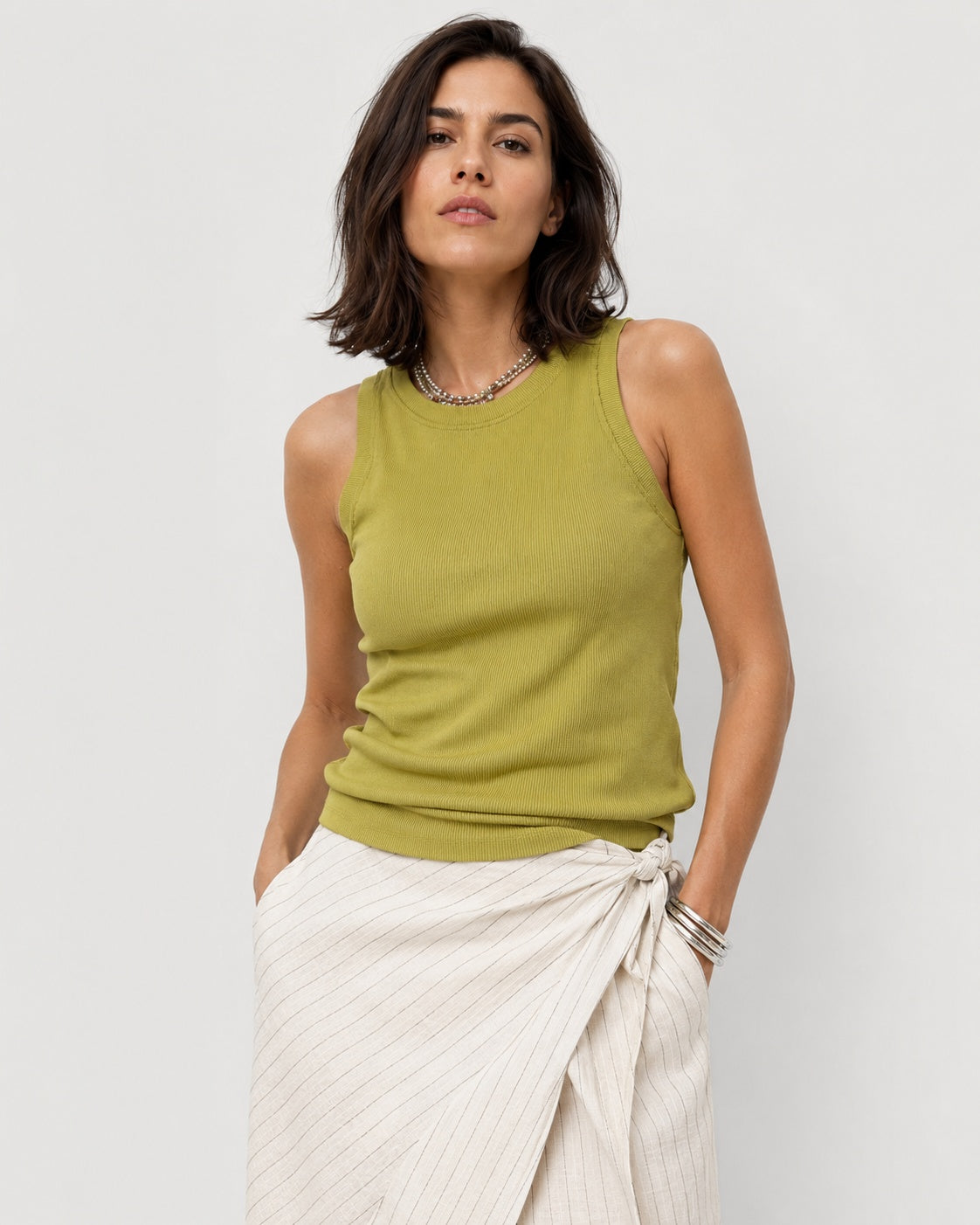 Tank top basic din rib, în nuanța verde fistic, vedere din față.