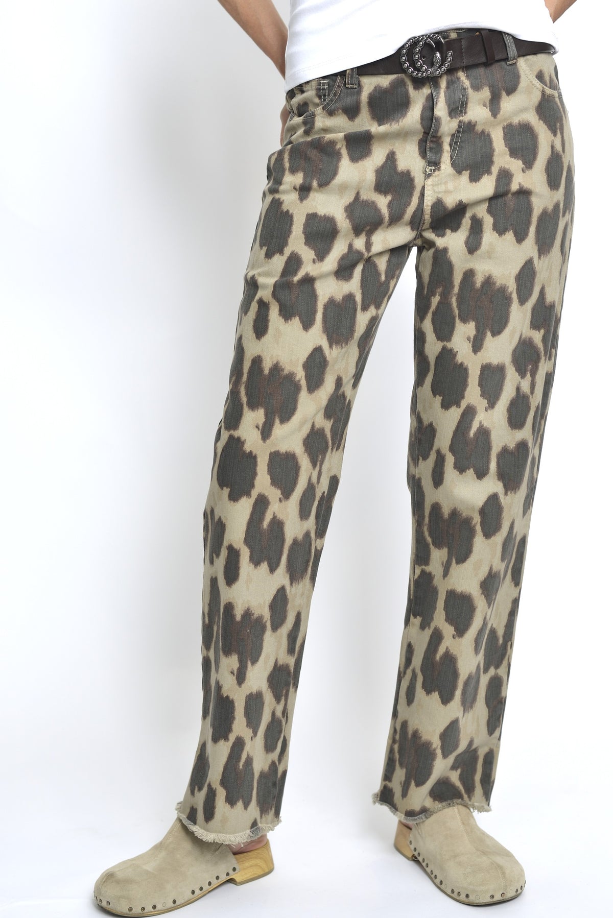 Pantaloni drepți cu imprimeu leopard și tiv nefinisat, pe fond bej, vedere frontală, All Above Boutique