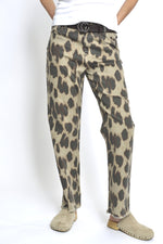 Pantaloni drepți cu imprimeu leopard și tiv nefinisat, pe fond bej, vedere laterală, All Above Boutique
