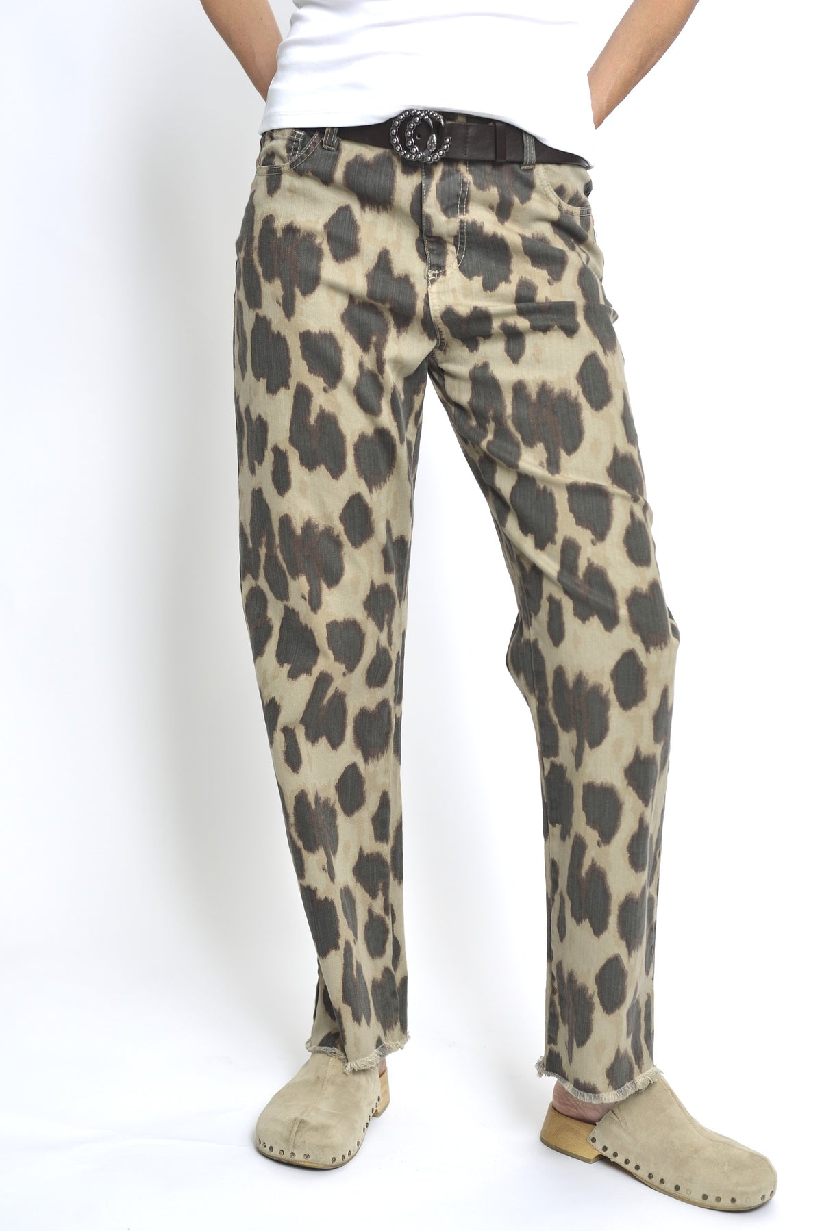 Pantaloni drepți cu imprimeu leopard și tiv nefinisat, pe fond bej, vedere laterală, All Above Boutique