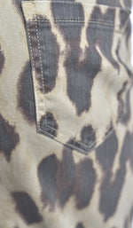 Pantaloni drepți cu imprimeu leopard și tiv nefinisat, pe fond bej, detaliu material, All Above Boutique