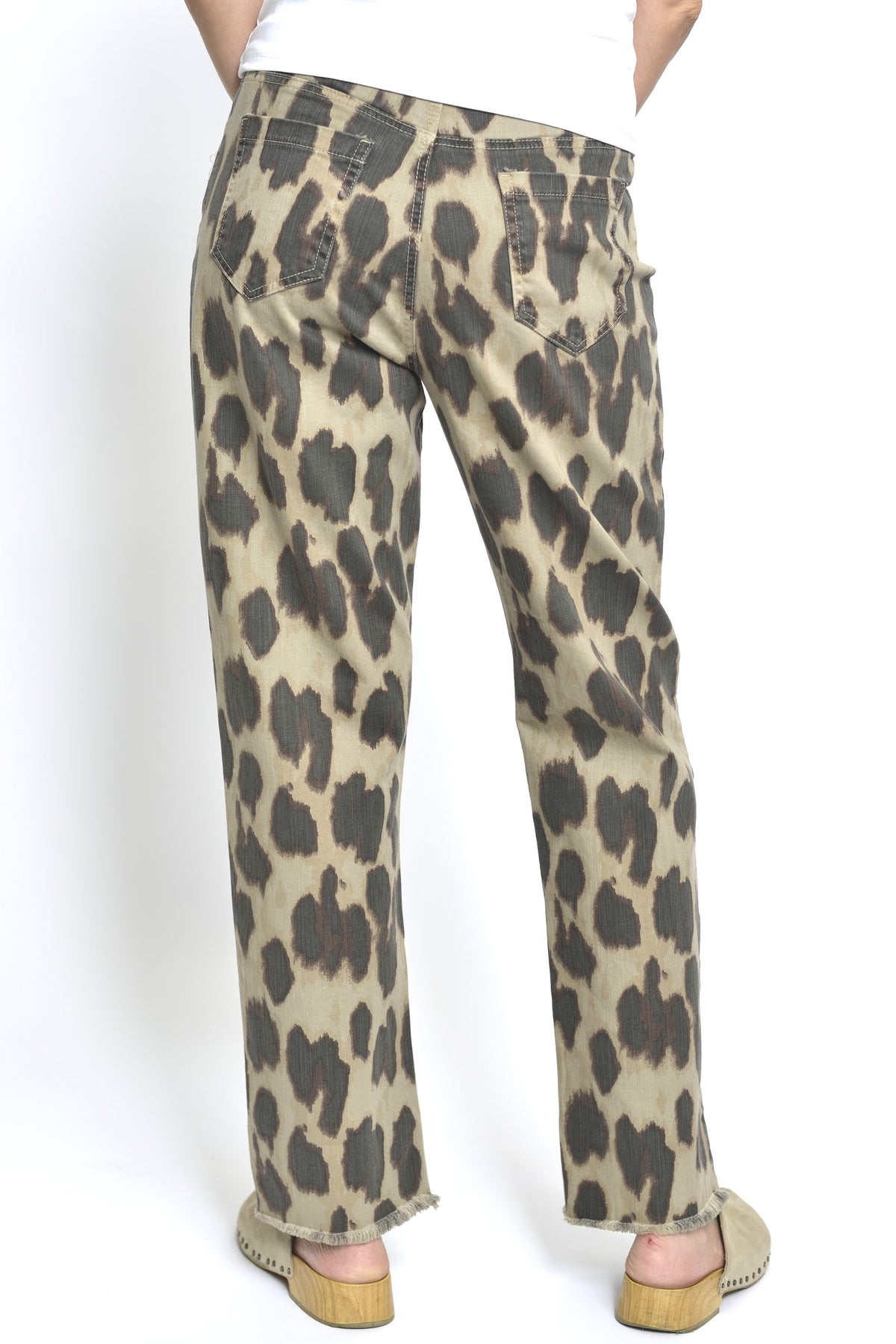 Pantaloni drepți cu imprimeu leopard și tiv nefinisat, pe fond bej, vedere din spate, All Above Boutique