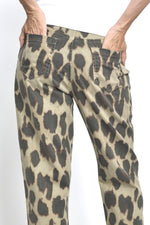 Pantaloni drepți cu imprimeu leopard și tiv nefinisat, pe fond bej, vedere din spate, All Above Boutique