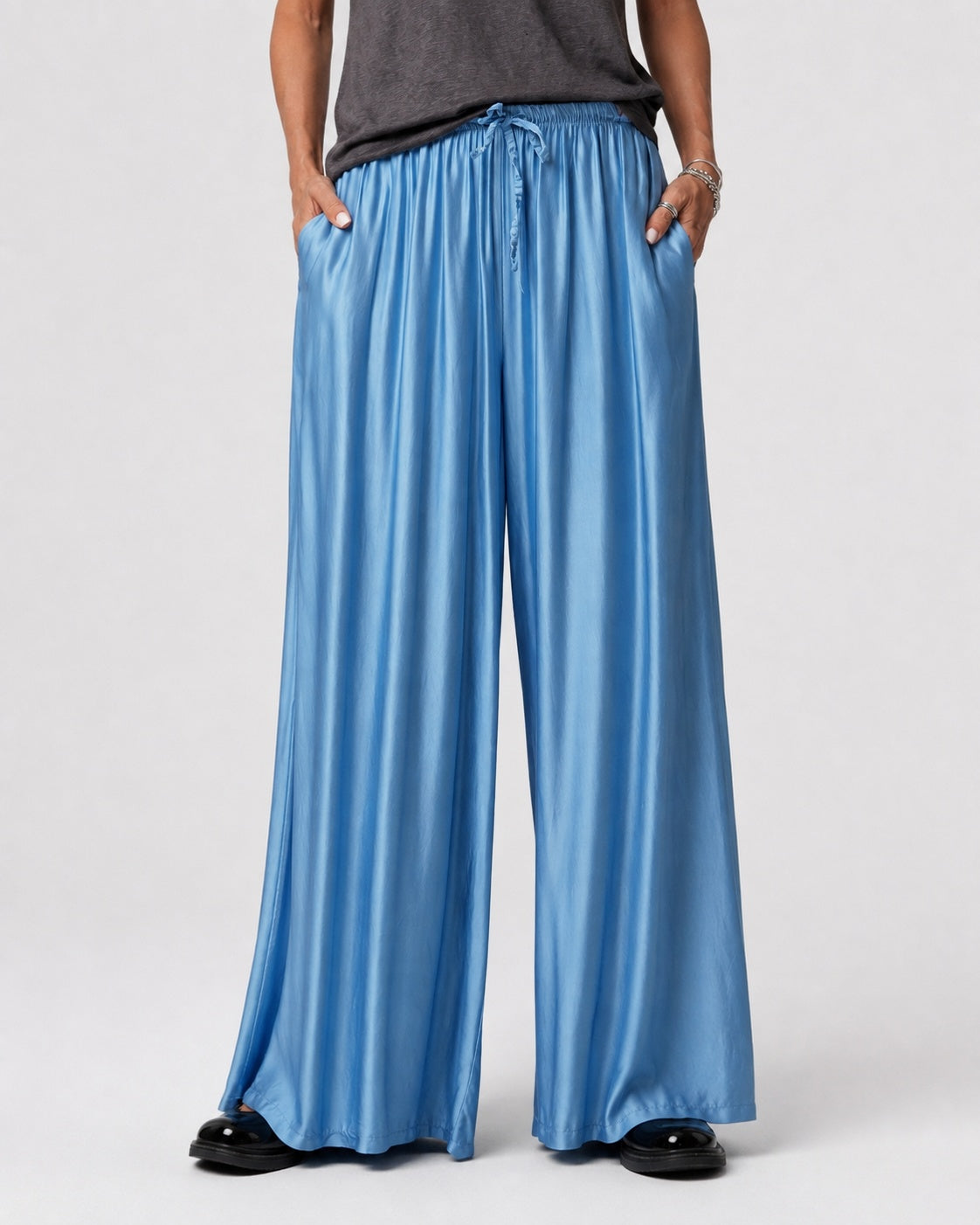 Pantaloni lungi evazați satinați cu șnur în talie, nuanța albastru cer senin, All Above Boutique.