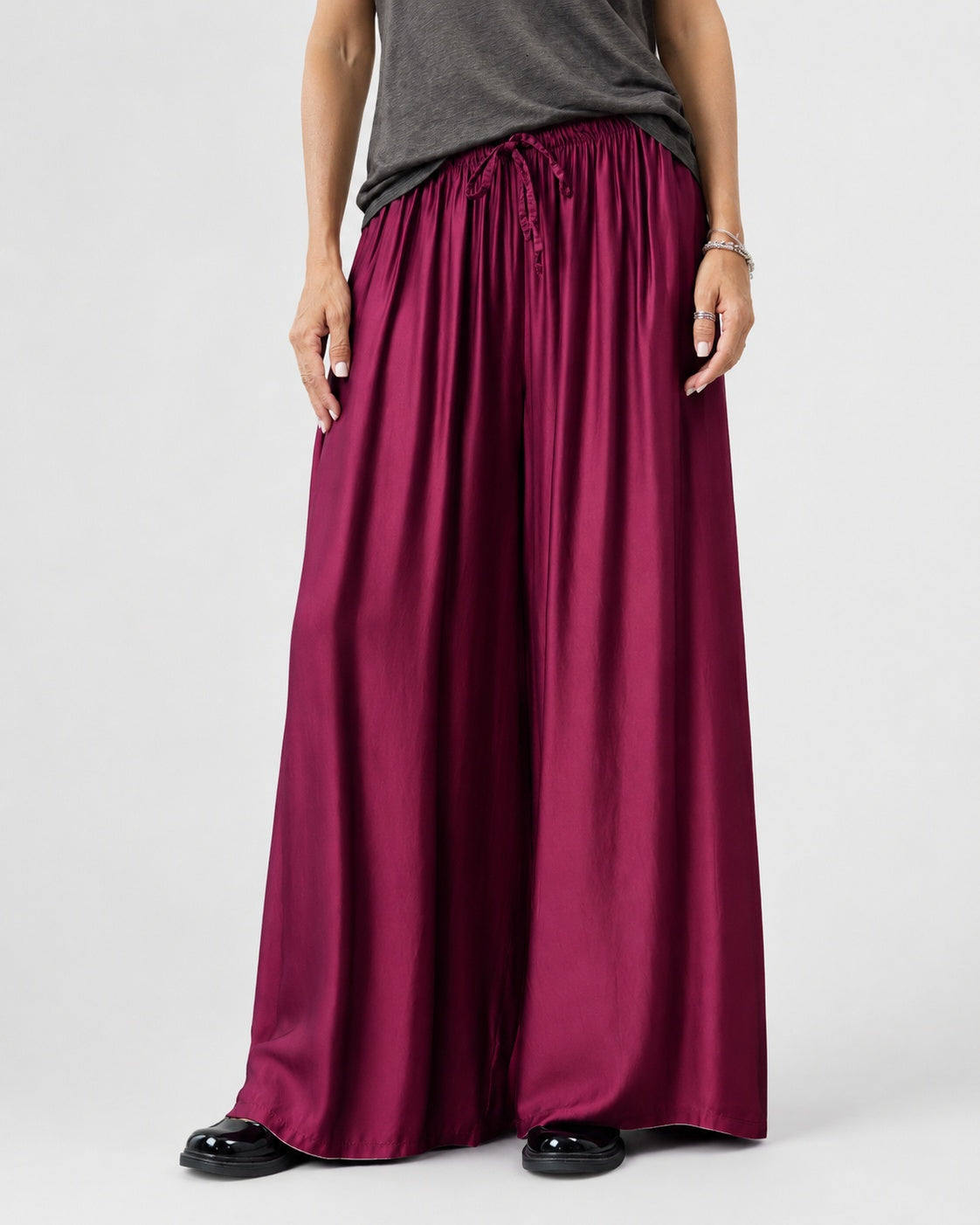 Pantaloni lungi evazați satinați cu șnur în talie, nuanța roșu închis, All Above Boutique.