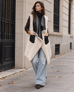 Vestă lungă reversibilă purtată cu blănița ecologică crem la exterior, cu blugi largi, All Above Boutique