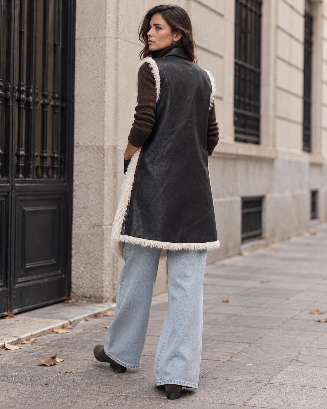 Vestă reversibilă din piele ecologică neagră cu margini de blăniță, văzută din spate, All Above Boutique