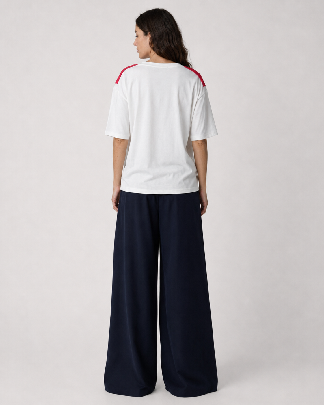 Tricou cu eșarfă roșie accesoriu, vedere laterală. All Above Boutique.