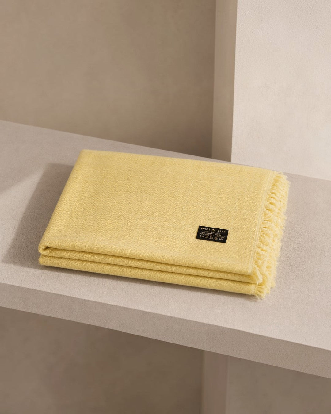 Șal galben pai din lână și viscoză pliat, detaliu culoare și material, All Above Boutique