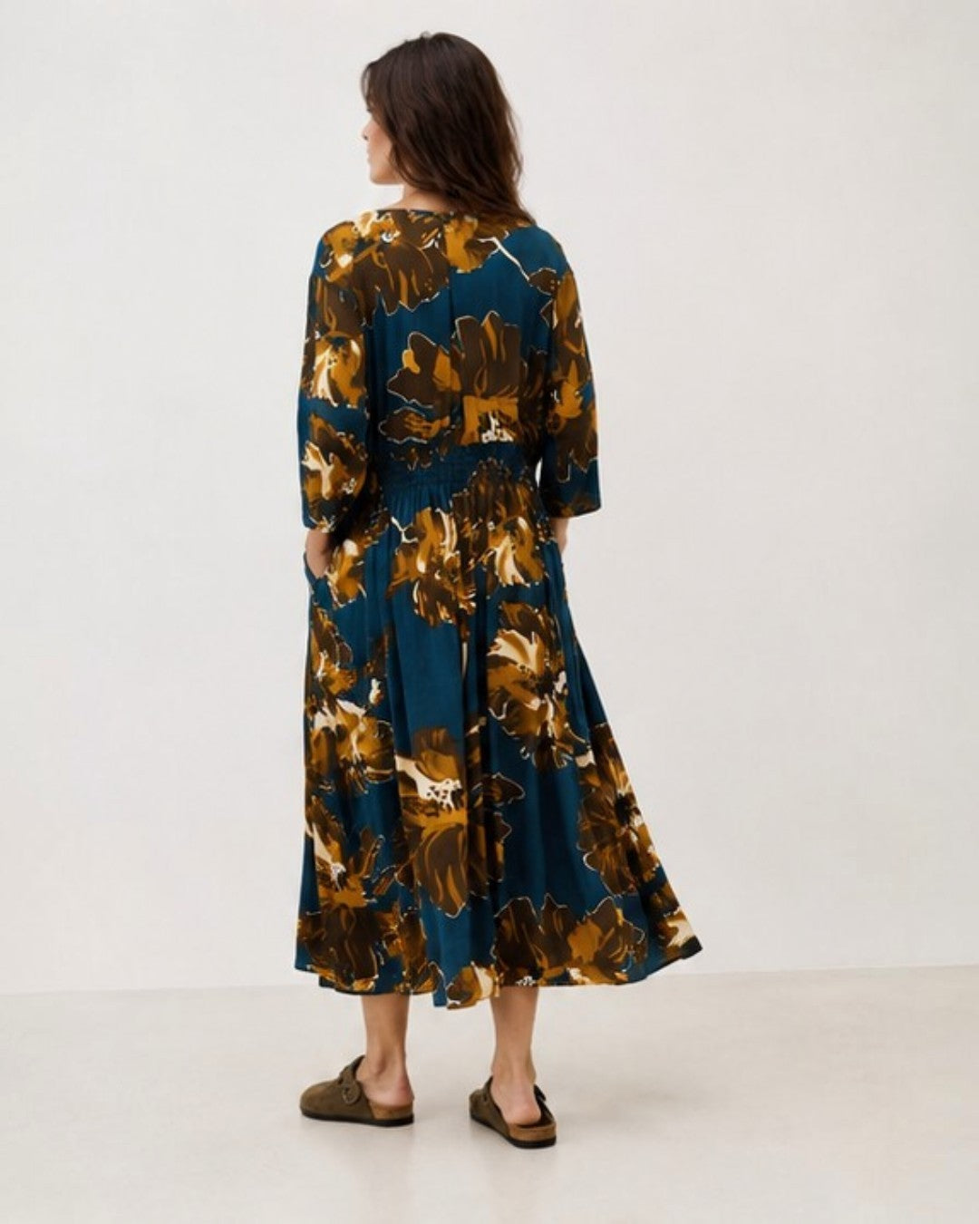 Detaliu imprimeu floral pe rochia lungă din tencel — All Above Boutique.