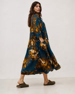 Rochie lungă din tencel cu imprimeu floral și croială lejeră, vedere frontală — All Above Boutique.