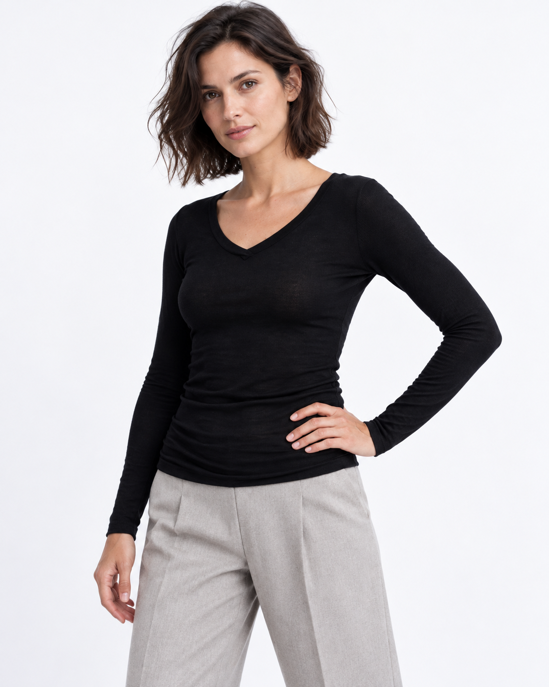 Bluză mulată neagră din modal și cașmir, cu decolteu în V, purtată cu pantaloni gri - All Above Boutique