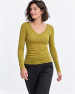 Bluză mulată verde fistic din modal și cașmir, cu decolteu în V, purtată cu pantaloni negri - All Above Boutique