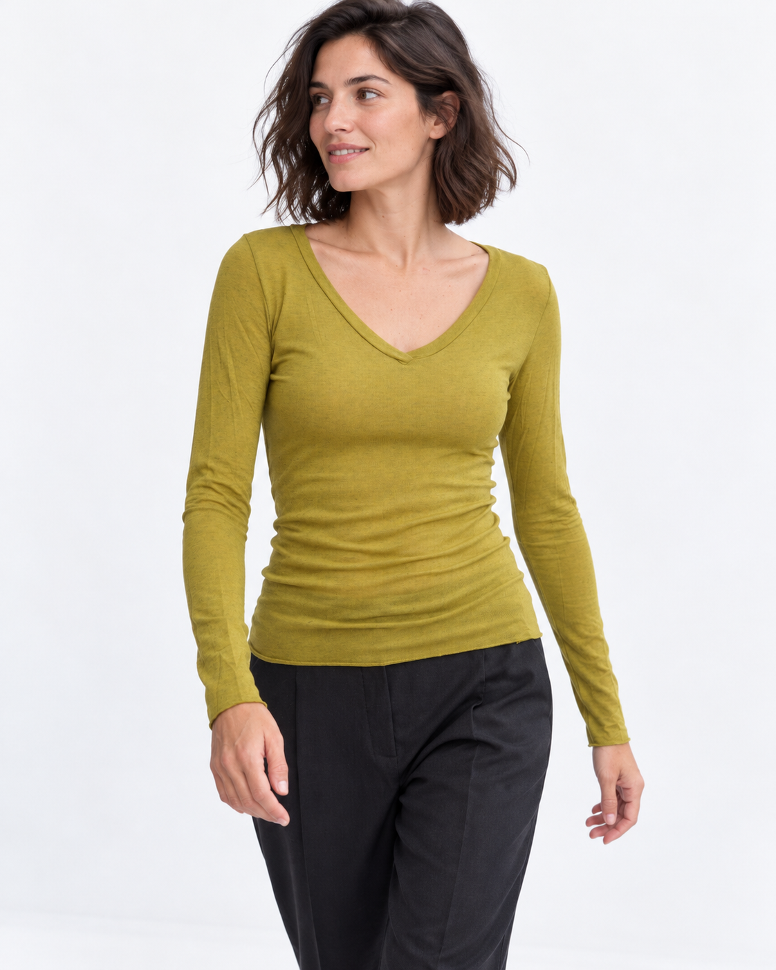 Bluză mulată verde fistic din modal și cașmir, cu decolteu în V, purtată cu pantaloni negri - All Above Boutique