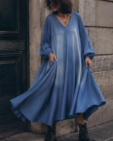 Rochie din denim cu decolteu în V, mâneci lungi și buzunare laterale, vedere frontală — All Above Boutique.