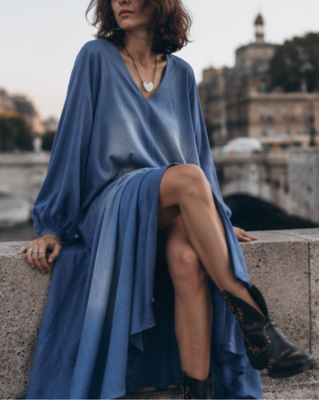 Rochie din denim evazată, cu buzunare laterale, vedere laterală — All Above Boutique.